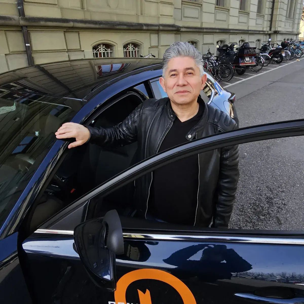 Mishel Memedovski – Dein Fahrlehrer in Bern vor der Uni Bern Fahrlehrer Mishel Memedovski vor der Universität Bern – Drivemaster Fahrschule Bern